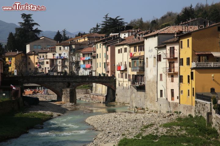 Immagine Le case di Rocca San Casciano si affacciano sul fiume Montone in Romagna - © francesco de marco / Shutterstock.com