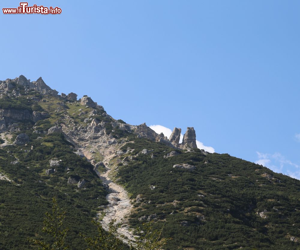 Immagine Le due punte di roccia note come Omo e Dona nei pressi di Recoaro Terme, Veneto. I nomi in dialetto veneziano significano uomo e donna.