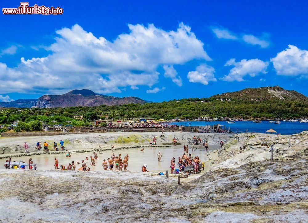 Immagine Le Terme libere di Vulcano alle Eolie: turisti a bagno nei fanghi costieri dell'isola - © Diego Fiore / Shutterstock.com