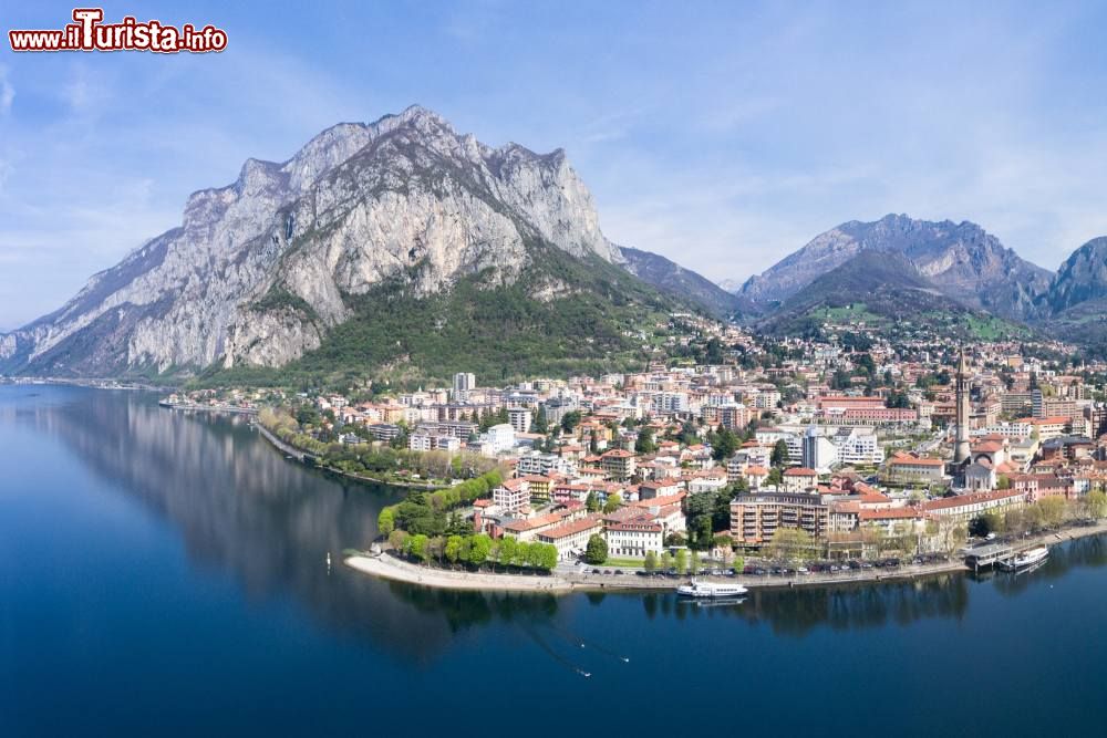 Immagine Panorama della città di Lecco e il ramo orientale del Lago di Como in Lombardia