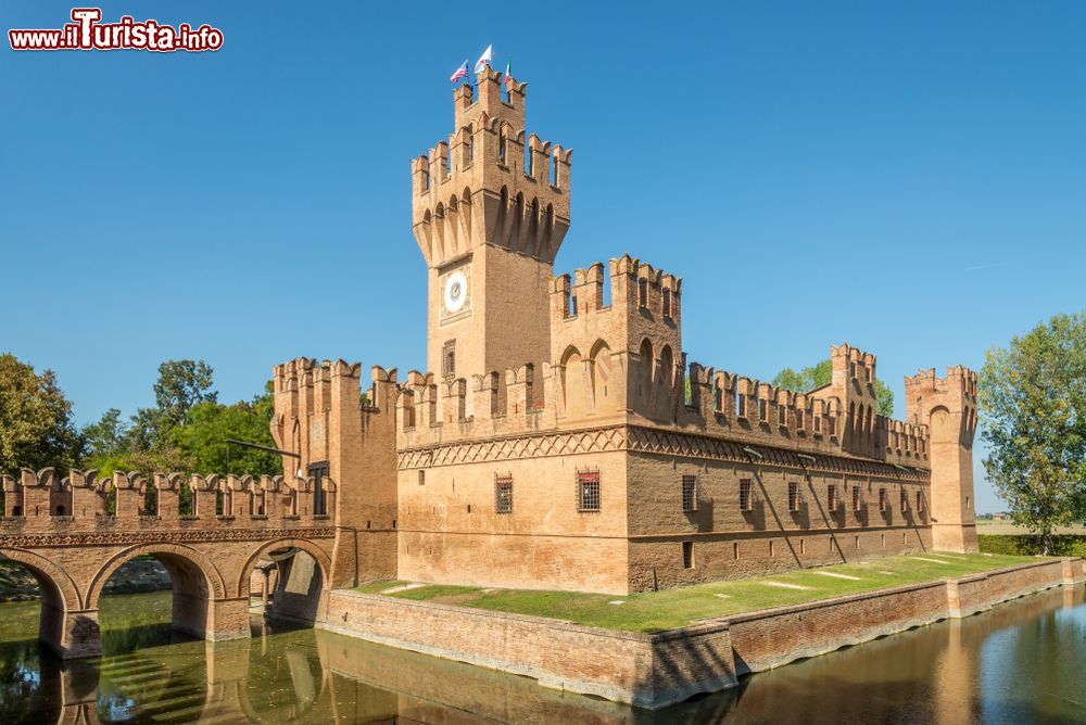 Immagine Lo spettacolare Castello dei Manzoli, famoso per la FIera d'Ottobre, si trova a San Martino di Soverzano a Minerbio di Bologna.