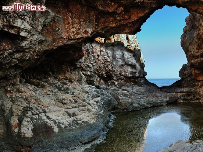 Immagine Isola di Lokrum nei pressi di Dubrovnik (Croazia): il lago Mar Morto profondo 10 metri - © 82828822 / Shutterstock.com