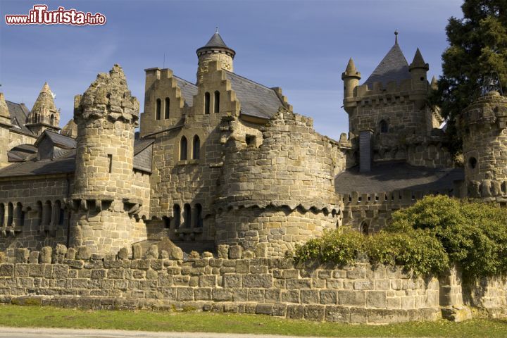 Immagine Castello medievale di Lowenburg a Kassel, Germania - Le torri merlate del maniero di Lowenburg © voylodyon / Shutterstock.com