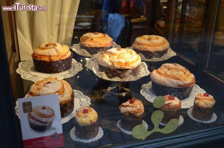 Immagine Esposizione all'interno di una pasticceria di Lugano