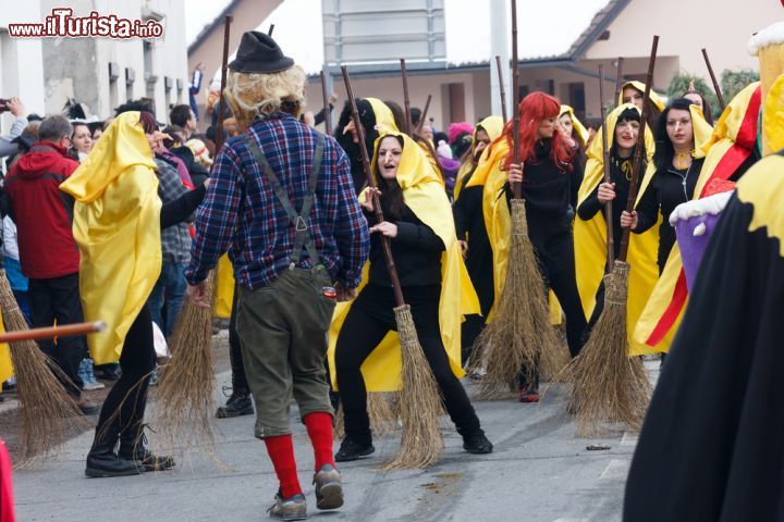 Immagine Maschere al carnevale di Cerknica, Slovenia - In Slovenia il carnevale, chiamato "pust", è una grande festa con radici antiche in cui rivivono le tradizioni del passato: con balli e maschere si celebra un vero e proprio rito per scacciare l'inverno. Si indossano maschere tenebrose dai tratti selvaggi, pellicce di pecora, catene e campanacci con cui si esorcizza il freddo che danneggia i raccolti © FotoIvanKebe / Shutterstock.com