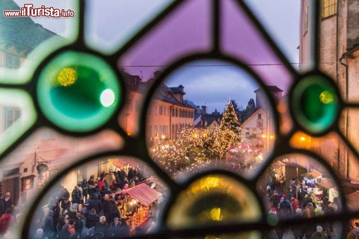 Immagine Un bella immagine dei Mercatini dell'Avvento di Santa Maria Maggiore e l'imponente albero di Natale