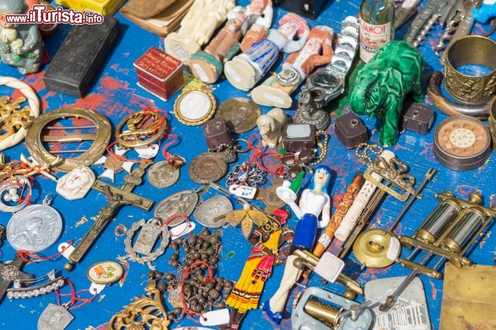 Immagine L'Isle-sur-la-Sorgue, Provenza: antichità, oggetti d'antiquariato e vintage sulle strade della città in occasione del locale mercato delle pulci settimanale - foto © Deymos.HR / Shutterstock.com