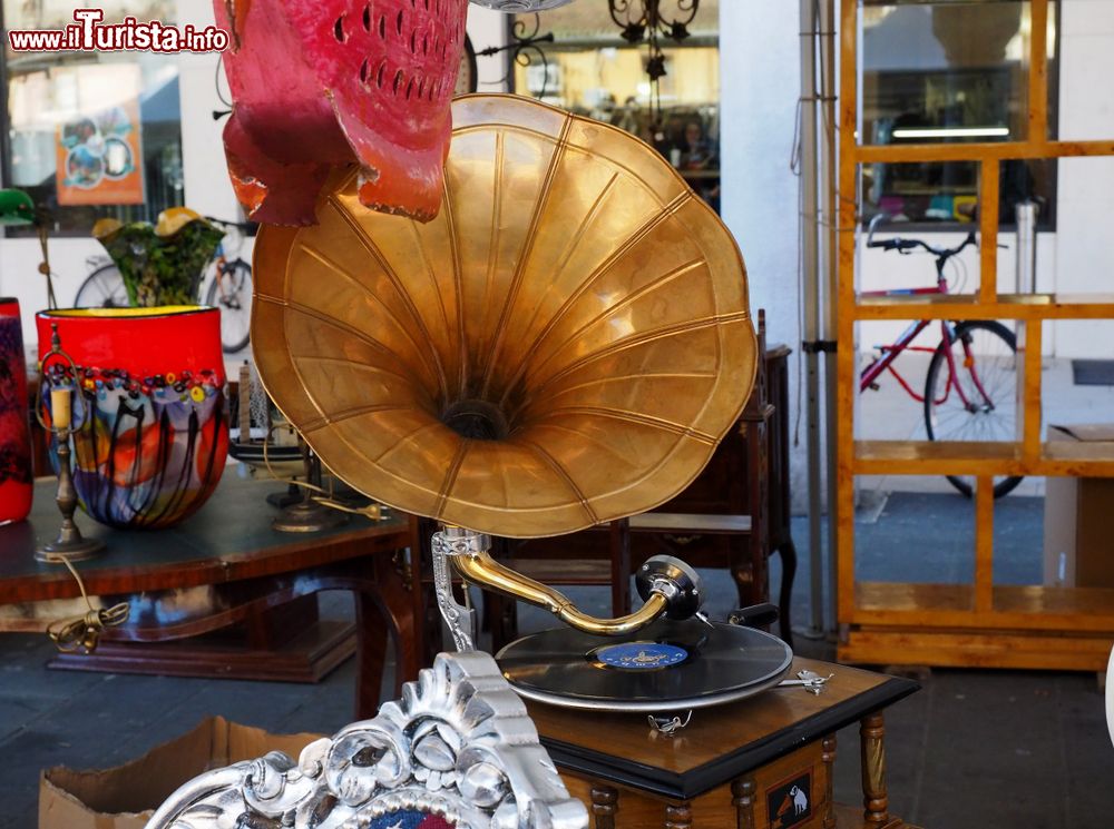 Immagine Mercatino delle Pulci: un grammofono in vendita a San Benedetto Po