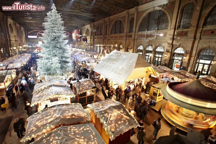 Immagine Il Mercatino di Natale all'interno della stazione ferroviaria di Zurigo, il più grande mercatino coperto d'Europa, uno dei più importanti della Svizzera