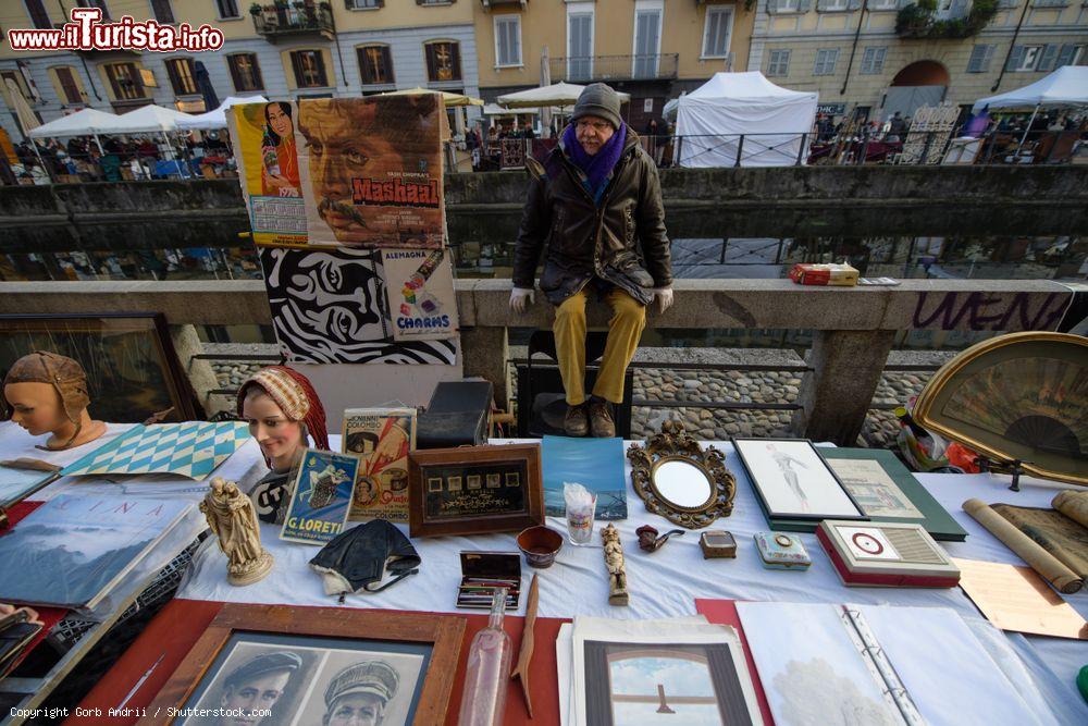 Immagine Milano, il mercatino delle pulci della Fiera di Sinigaglia sui Navigli - © Gorb Andrii / Shutterstock.com