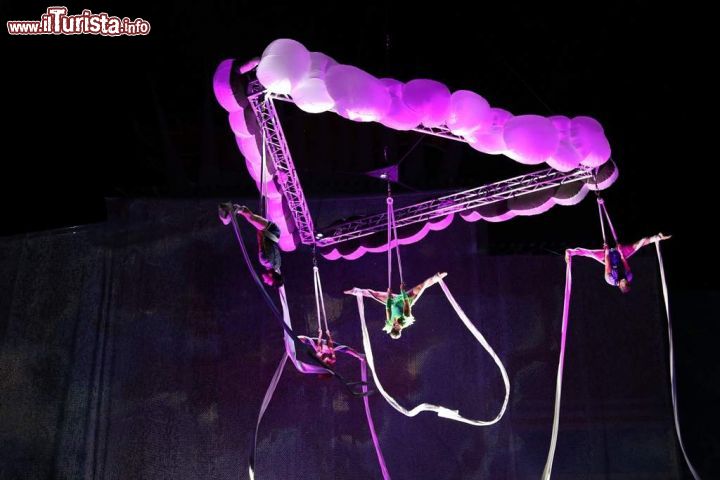 Immagine Spettacolo serale al parco di Mirabilandia, Emilia Romagna, Italia. Nato dalla creatività dei fratelli italo francesi Alex e Stephane Haffner, papà fondatori della compagnia di nouveau cirque Les Farfadais, lo show dedicato al mondo di Peter Pan richiama ormai un folto pubblico di visitatori
