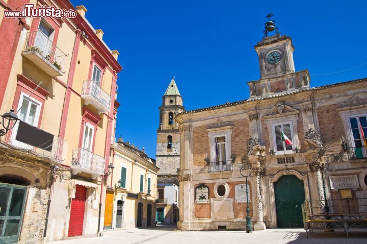 Immagine Una calda giornata estiva in Piazza Municipio, San Severo, Puglia - Sito nell'ex Palazzo Celestini, Il Palazzo di Città di San Severo sorge nella splendida Piazza Municipio. La facciata di questo importante edificio è ornata con alcune belle targhe, tra cui una dedicata al Milite Ignoto e due dedicate a questa splendida città piena di arte e cultura in provincia di Foggia.  - © Mi.Ti. / Shutterstock.com