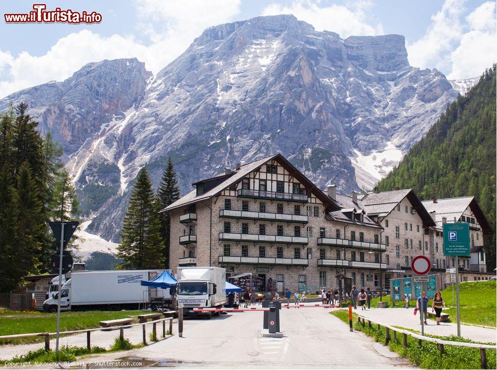 Immagine Nei mesi estivi, per accedere al lago di Braies, meglio usufruire del servizio navetta da Prags - © Nykonchuk Oleksii / Shutterstock.com