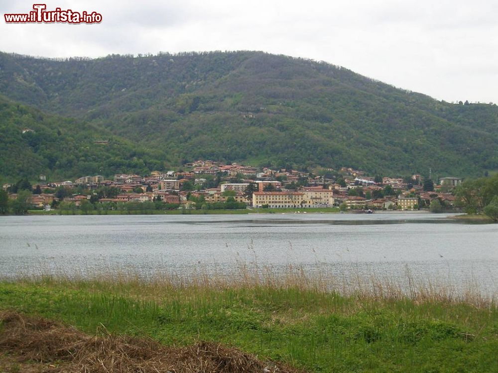 Immagine Olginate e il suo lago formato dal fiume Adda a sud di Lecco, Lombardia - © Croberto68, CC BY 3.0, Wikipedia