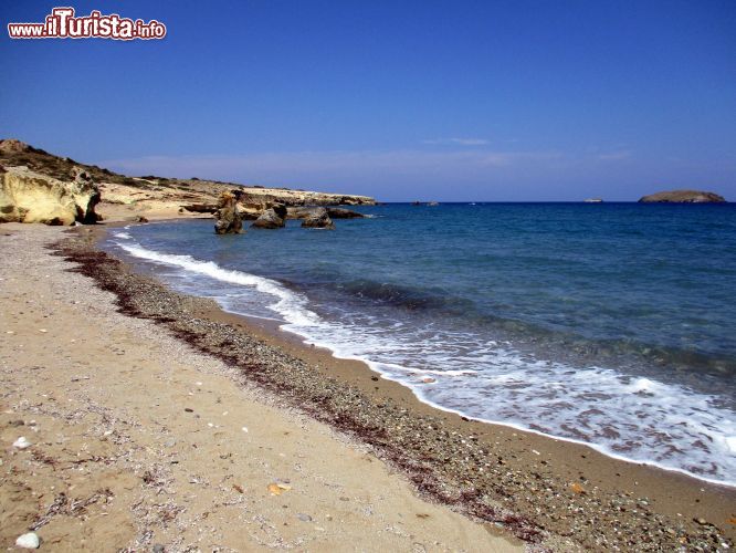 Immagine Pachena, Milos: in bassa stagione non viene nemmeno presa in considerazione dai turisti, eppure è una delle spiagge più tranquille, più facili da raggiungere e - nella sua semplicità - anche una delle più belle dell'isola.