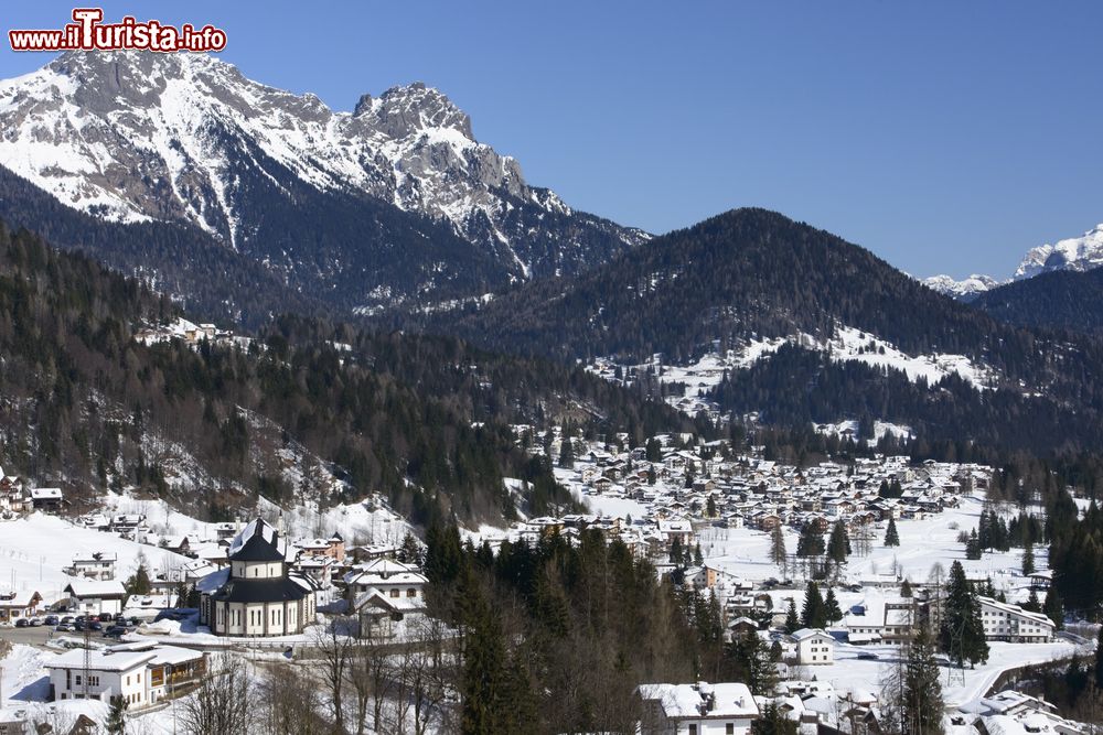 Immagine Paesaggio invernale a Falcade, Dolomiti, Veneto. Una suggestiva veduta di questa località turistica in provincia di Belluno, situata all'estremità occidentale della Val del Biois quasi al confine della provincia di Trento.