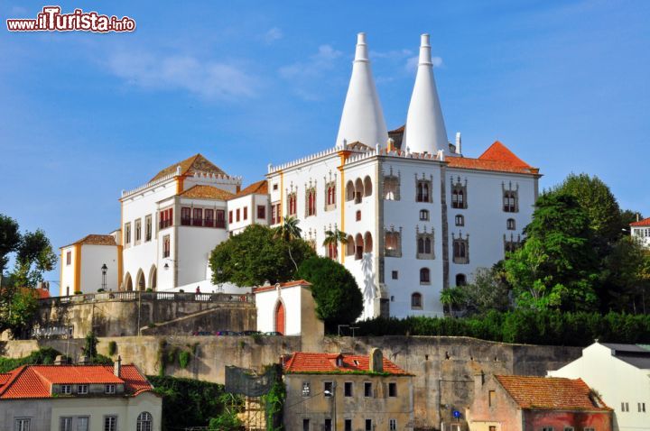 Immagine Il Palacio Nacional de Sintra in Portogallo, con i suoi inconfondibili camini - © Arseniy Krasnevsky / Shutterstock.com