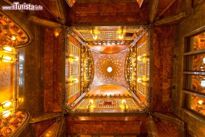 Immagine Palazzo Guell a Barcellona, Spagna. L'alto soffitto del salone principale di questo edificio, opera di Gaudì, venne costruito con dei fori nei quali, di notte, si inserivano delle lanterne per farlo sembrare un cielo stellato - © Luciano Mortula / Shutterstock.com