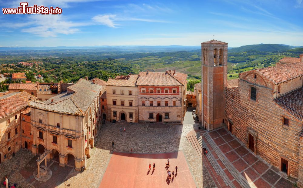 Immagine Panorama cittadino di Montepulciano, Toscana, Italia. Una pittoresca vista sul centro città e sulla cattedrale di Santa Maria Assunta dal Palazzo Comunale.
