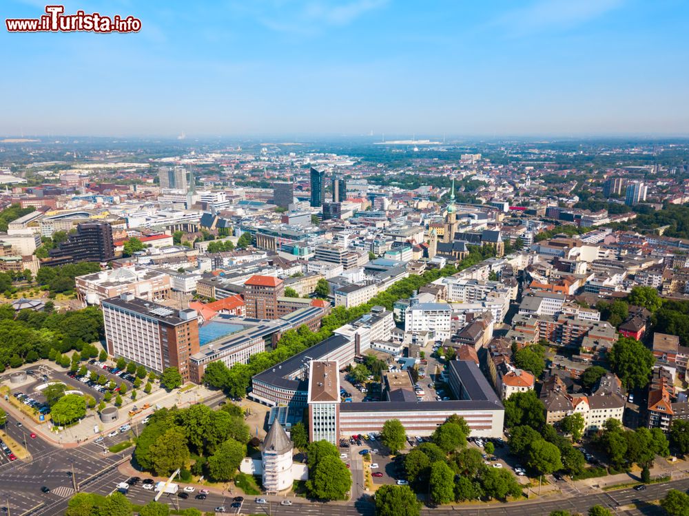 Immagine Panorama dall'alto del centro cittadino di Dortmund, Germania. Un tempo nota per essere stata un'importante area per la produzione dell'acciaio e del carbone, si è trasformata nella moderna sede di aziende all'avanguardia tecnologica.