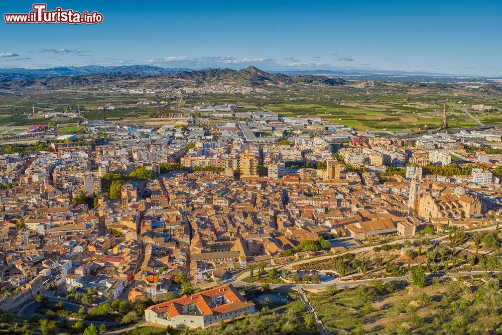 Immagine Panorama dall'alto della città di Xativa, nei pressi di Valencia, Spagna. Si trova ai piedi della Sierra de Aguyas, a 115 m.s.l.m. nella valle del fiume Albaida.