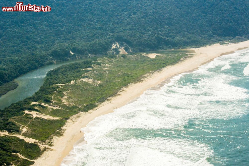 Immagine Panorama dall'alto della spiaggia Lagoinha do Leste a Florianopolis, Brasile. La costa orientale che si affaccia sull'Atlantico è molto esposta al vento e offre splendide dune per i surfisti.