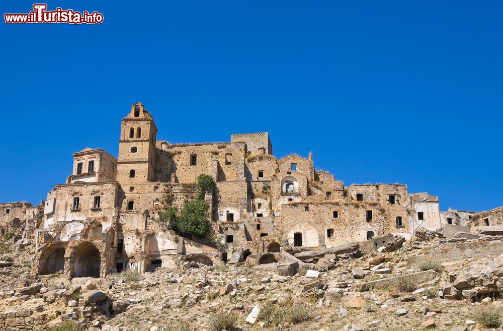 Immagine Vista panoramica del borgo di Craco, Matera, Basilicata. Qui sono stati girati alcuni importanti film fra cui Cristo si è fermato a Eboli, The Passion e Basilicata coast to coast.