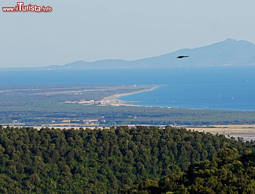 Immagine Panorama della Maremma con la foce del fiume Ombrone, Principina a Mare e sullo sfondo l'Argentario