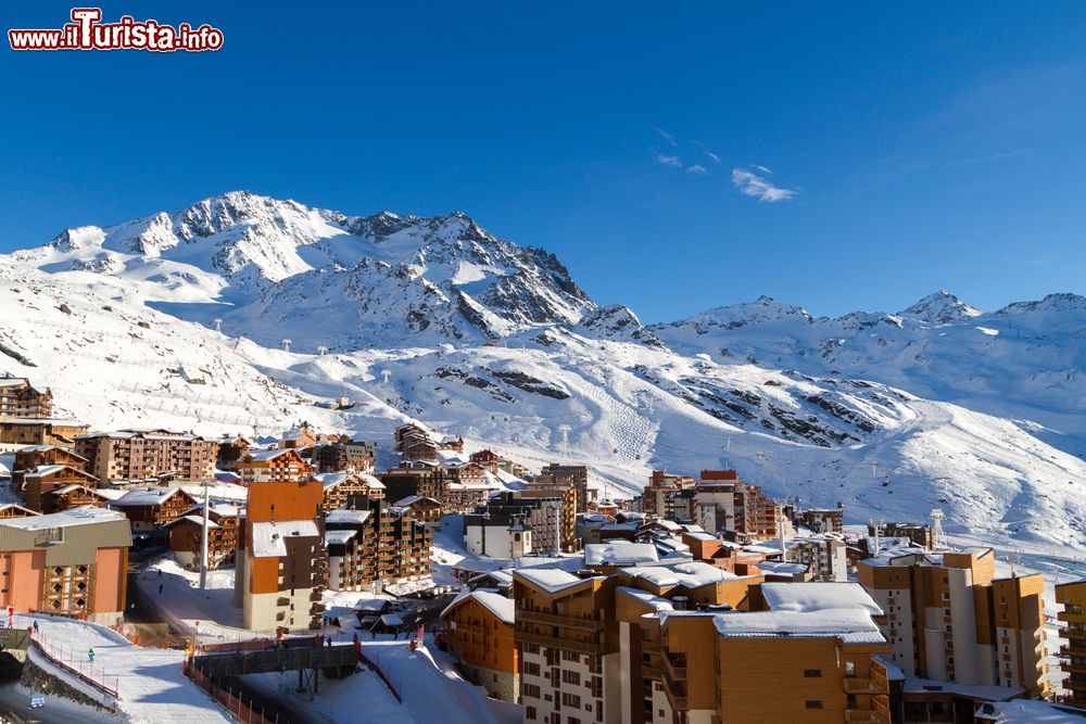 Immagine Panorama della Val Thorens, Francia, con le montagne ricoperte di neve. Il comprensorio fu aperto nel Natale del 1971.