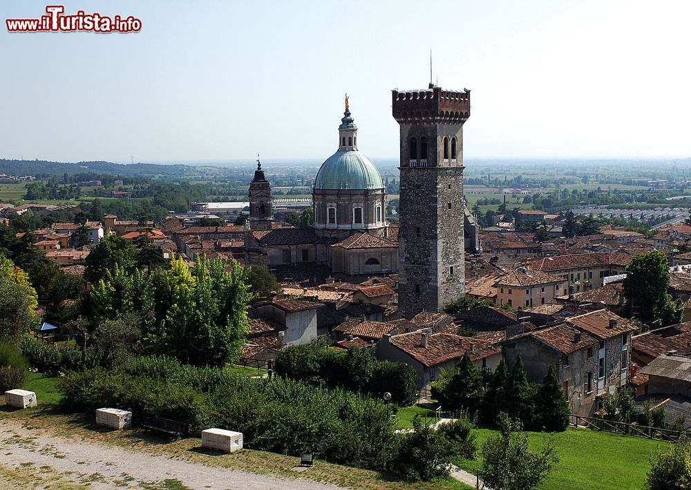 Immagine Panorama di Lonato del Garda con la Torre Civica e la Cattedrale, Lombardia, Italia. La bella torre dell'orologio e il duomo dedicato a San Giovanni Battista racchiudono cuore e anima di questa suggestiva località lombarda.