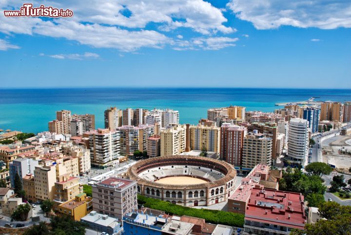 Immagine Panorama su Malaga, con l'azzuro del Mare Mediterraneo che si staglia all'orizzonte. Malaga è la sesta città della Spagna per numero di abitanti - foto © Narcis Parfenti / Shutterstock