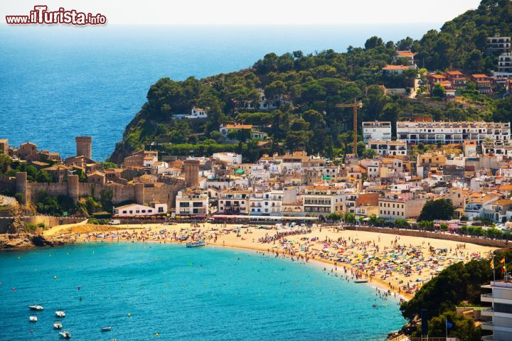 Immagine Panoramica di Platja Gran: la grande spiaggia di Tossa de Mar - la più grande e famosa spiaggia di Tossa de Mar, favolosa località marittima nella provincia di Girona, in Catalogna, è senza dubbio la splendida Platjia Gran, che si estende dal promontorio di Villa Vella, la città vecchia, fino al monumento dedicato al Gabbiano Jonathan Livingstone, celebre personaggio dell'omonimo romanzo di Richard Bach. Questa spiaggia, la cui unica pecca è l'essere spesso troppo affollata d'estate, è annoverata tra le più belle dell'intera regione e, nel corso degli anni, ha collezionato una lunga serie di titoli, tra cui l'essere inserita, nel 2013, tra le 25 spiagge più belle del mondo dal National Geographic. - © Denis Mironov / Shutterstock.com