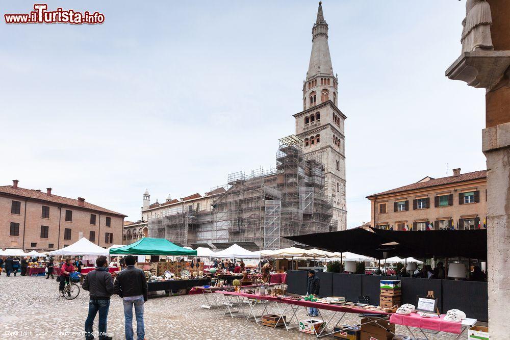 Immagine Piazza Grande e il Mercatino dell'Antiquariato di Modena, Emilia-Romagna - © vvoe / Shutterstock.com