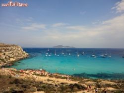 Fotografia di Cala Rossa sull'isola di Favignana, Sicilia. Il nome deriva dal sangue che ne colorò le acque trasparenti durante le guerre puniche 



