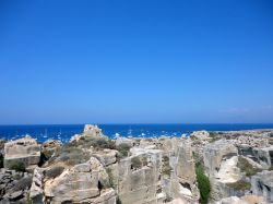 Paesaggio con cave di tufo a Favignana, Sicilia. Le tipiche grotte di tufo fotografate dall'alto. Cingono la cala rendendo il paesaggio dell'isola fra i più caratteristici delle ...