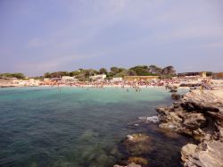 Spiaggia sabbiosa di Lido Burrone a Favignana, Sicilia. Lasciando il paese di Favignana, una comoda strada asfaltata accompagna a Lido Burrone, l'unico grande lido dell'isola. Qui il ...