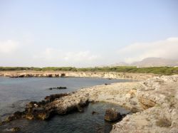 Veduta di Cala Rotonda a Favignana, Sicilia. Questo splendido porto naturale, noto anche come approdo di Ulisse, è costituito da splendide spiaggette facilmente raggiungibili a piedi ...