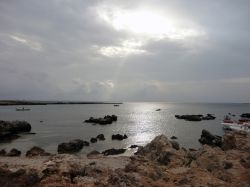 Cala Grande sull'isola di Favignana, Sicilia. Graziose calette, spiagge di piccole dimensioni, angoli appartati, un fondale con zone sabbiose e altre di roccia: Cala Grande è un luogo ...