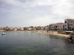 Spiaggia di Praia a Favignana, Sicilia. Vicino al centro abitato, nei pressi del porticciolo turistico, si trova Praia, una spiaggia di sabbia dorata con il fondale trasparente che digrada dolcemente ...