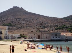 Vista sulla tonanra e su Monte Santa Caterina a Favignana, Sicilia. Da questo angolo di Favignana si gode un'ottima vista sulla vecchia tonnara e sul monte in cima al quale sorge il forte ...