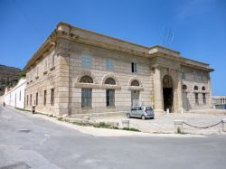 Ingresso dell'ex Stabilimento Florio delle tonnare di Favignana e Formica, Sicilia. All'interno di questo edificio ristrutturato si possono osservare testimonianze video legate alla ...