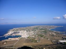 Vista aerea dell'isola di Favignana, Sicilia. Paesaggio aspro, coste frastagliate, cave di tufo e centro abitato dall'architettura tipicamente mediterraneo: sono le caratteristiche di ...