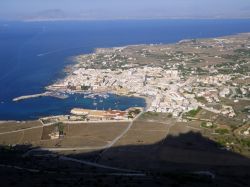 Panorama sul centro abitato di Favignana, Sicilia. Le tradizionali architetture mediterranee dell'isola, caratterizzate da intonaci bianchi, sono state riscoperte e valorizzate

