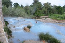 Le cascate del Gorello a Saturnia  in Toscana con le acque calde ideali per un bagno anche durante la stagione fredda