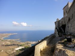 Forte di Santa Cristina a Favignana, Sicilia. Oggi questo antico castello presenta purtroppo i segni dell'abbandono e del degrado ma la vista che si può ammirare dalla parte superiore ...