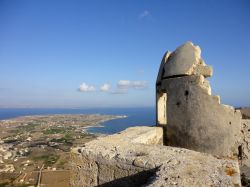 Panorama dalle mura di Favignana, Sicilia. Sul monte Santa Caterina sorge l'omonimo forte edificato come torre di avvistamento nel IX° secolo d.C. all'epoca del regno di Ruggero ...