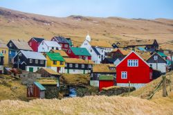 Il pittoresco villaggio di Mykines. In estate è circondato dal verde smeraldo dei prati - © Michela Garosi / TheTraveLover.com