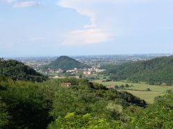 Il Panorama di Teolo sui Colli Euganei in Veneto - © El Mostrito - Flickr, CC BY 2.0, Wikipedia