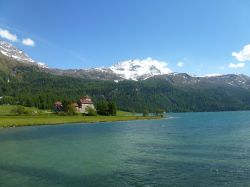 Castello sulle sponde del lago di Silvaplana ai piedi del Piz Corvatsch