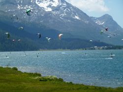 Lago di Silvaplana pieno di kitesurfer, Engadina, Svizzera